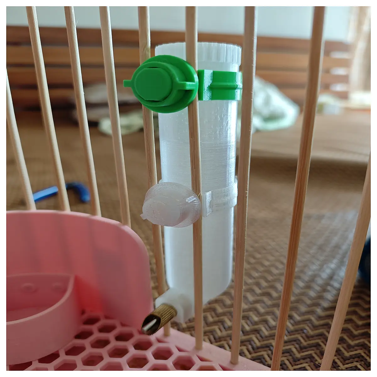 bird water bottle with sipper spout for parrots and small pets