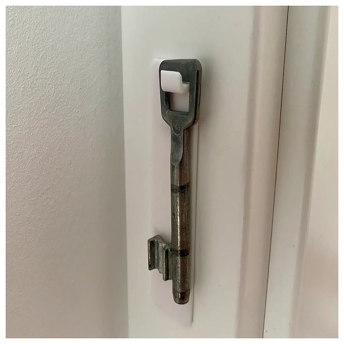 Door Key Hook Simple Installation Key Hanger Wall Mounted Key Holder for Front Door Easy Key Storage Solution
