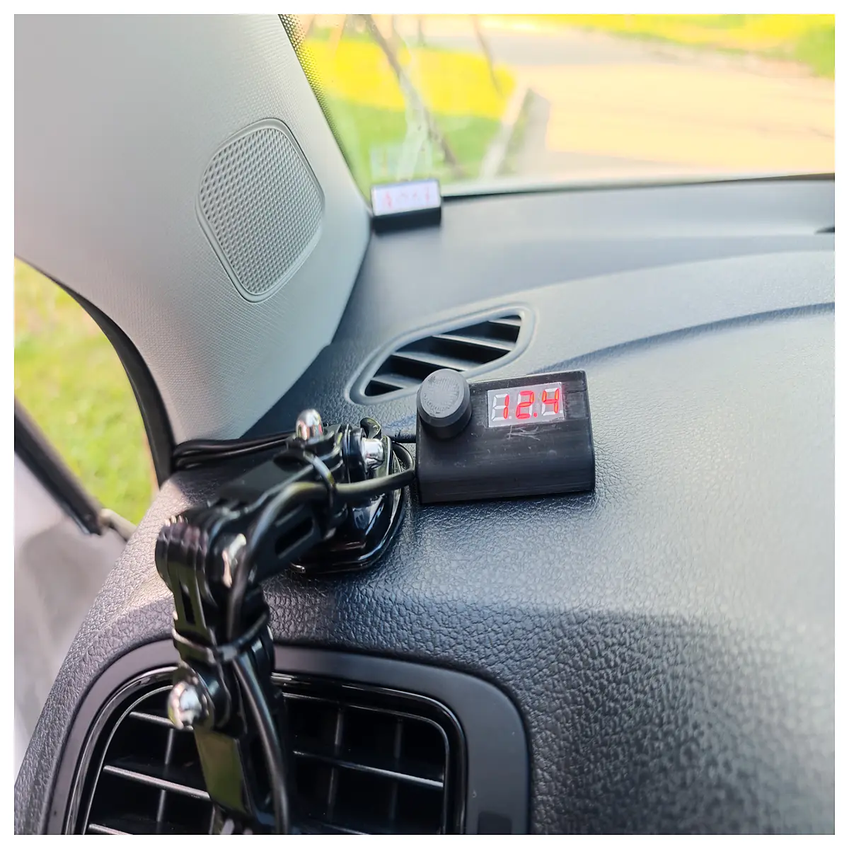 Car Battery Voltage Tester Accurate Measurement of Vehicle Battery Health Charge Level Battery Testing Tool