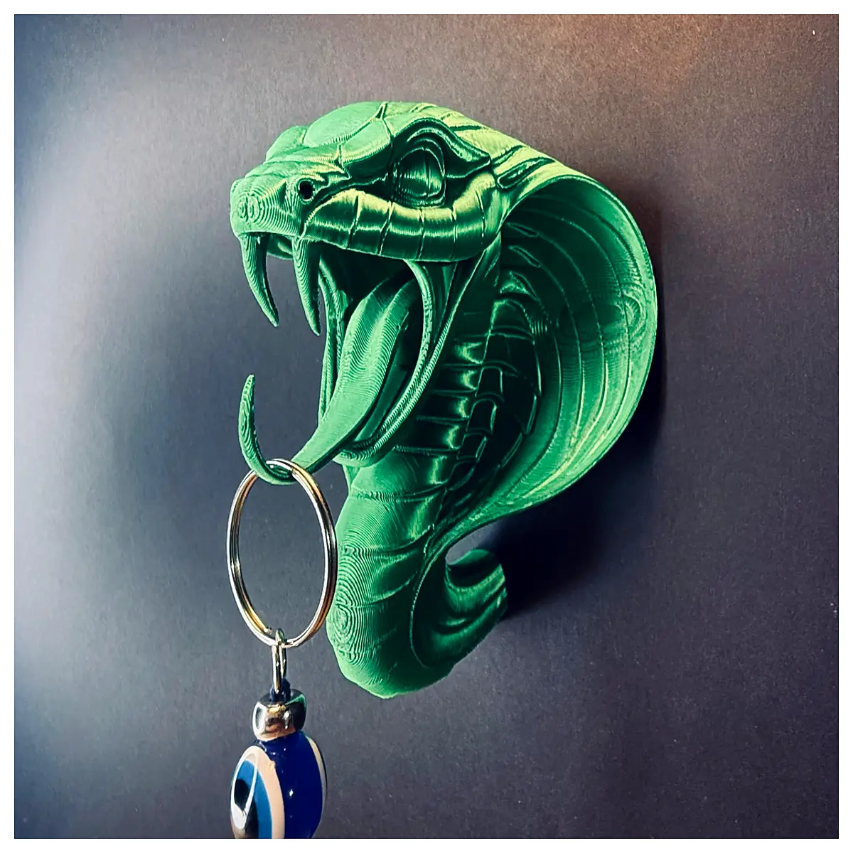 Snake Head Keychains Holder Wall Mounted Display Stand Creative Wall Decor Keychain Fixer