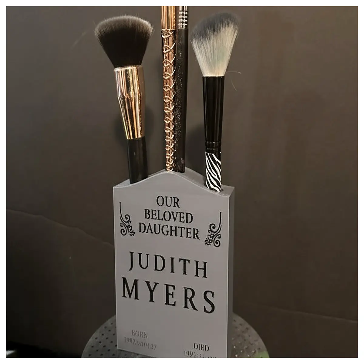 Horror Tombstone Brush Holder Desktop Decoration Haunted House Figurine Scene Prop Cemetery Landscape Horror Art Accessory