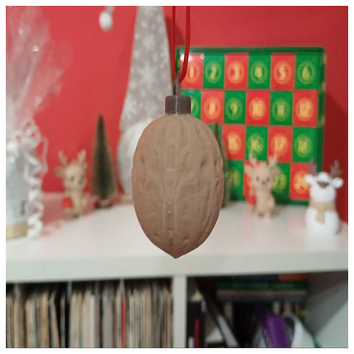 Walnut Christmas Ornament Festive Decoration Wooden Christmas Figurine Christmas Decor Accessory Christmas Tree Miniature Ornament