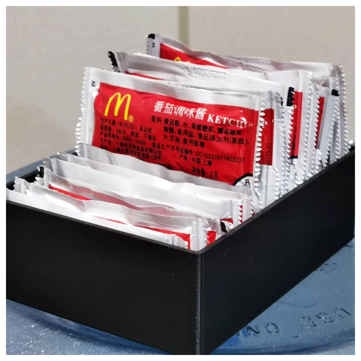 ketchup dispenser box bulk wholesale condiment storage container squeeze bottle holder for restaurant kitchen catering supplies