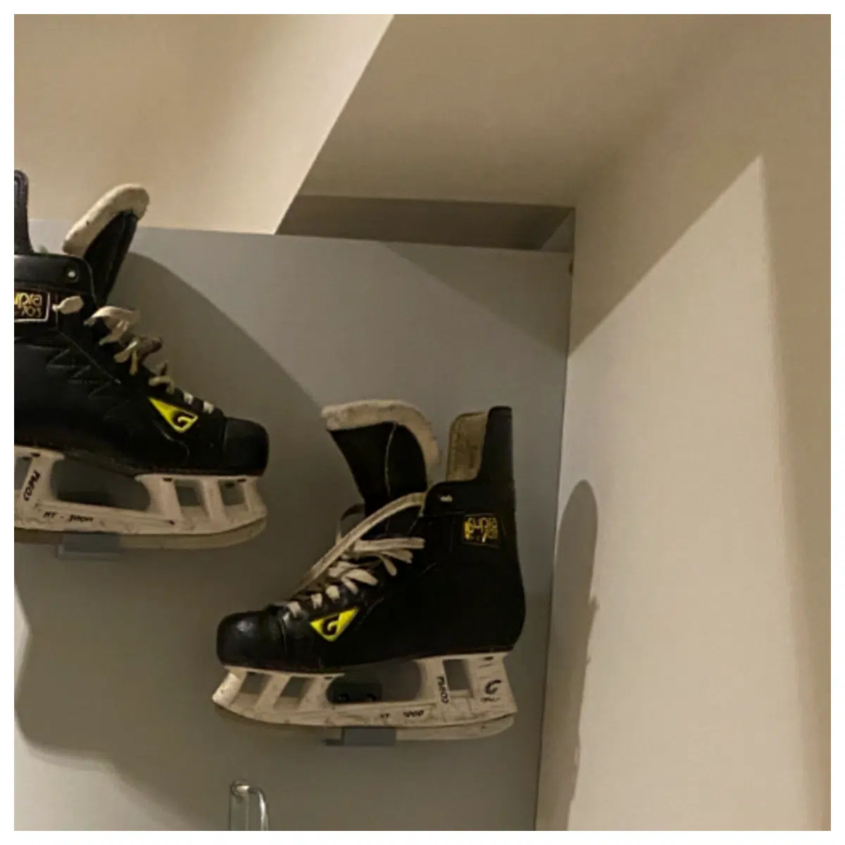 Ice Hockey Boot Display Stand Ice Skate Display Rack Ice Hockey Showcase for Retail Events Ice Boot Display