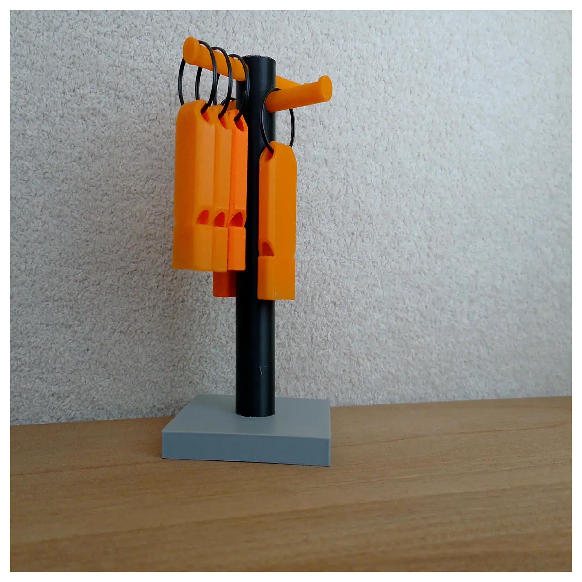 Key Chain Whistle Display Stand Hanging Whistle Holder Small Gift Display Stand Keychain Whistle Rack Home Decor Ornament