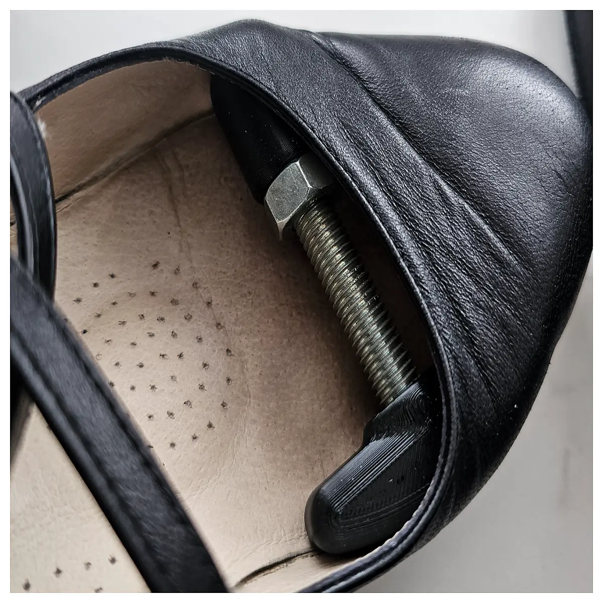 Shoe Stretcher Adjustable Extender Easy Shoe Put On Foot Support Shoe Protection Slip On Shoe Helper Premium Shoe Stretcher