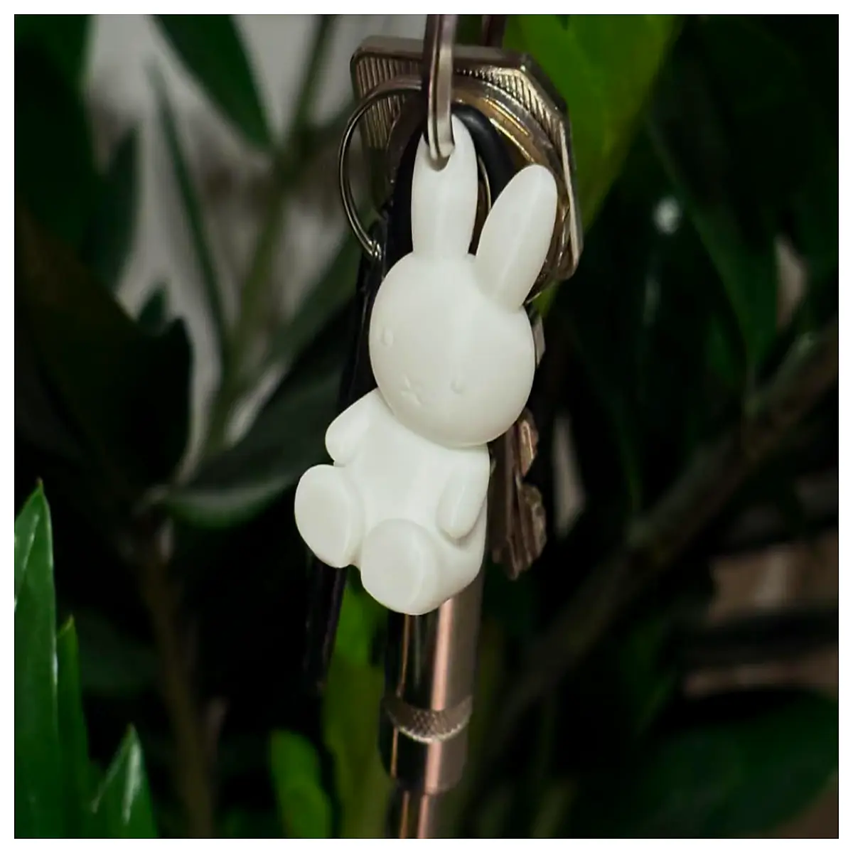 Keychains Minimalist Rabbit Cute Figurine Mini Pendant Car Keyring Decoration Accessories