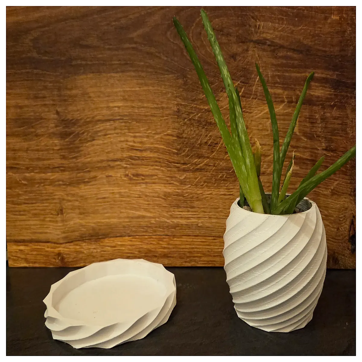 Modern Spiral Flower Pot Self Watering Planter Pot Flower Vase Drip Tray Garden Decoration Creative Flower Pot Automatic Watering System