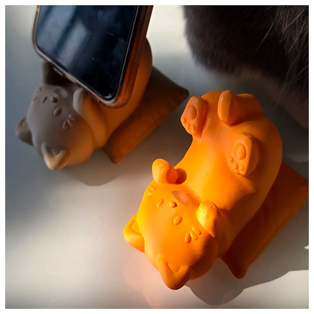 Cat Phone Stand Creative Design Desktop Phone Holder Mobile Stand Accessory Support for Watching Videos