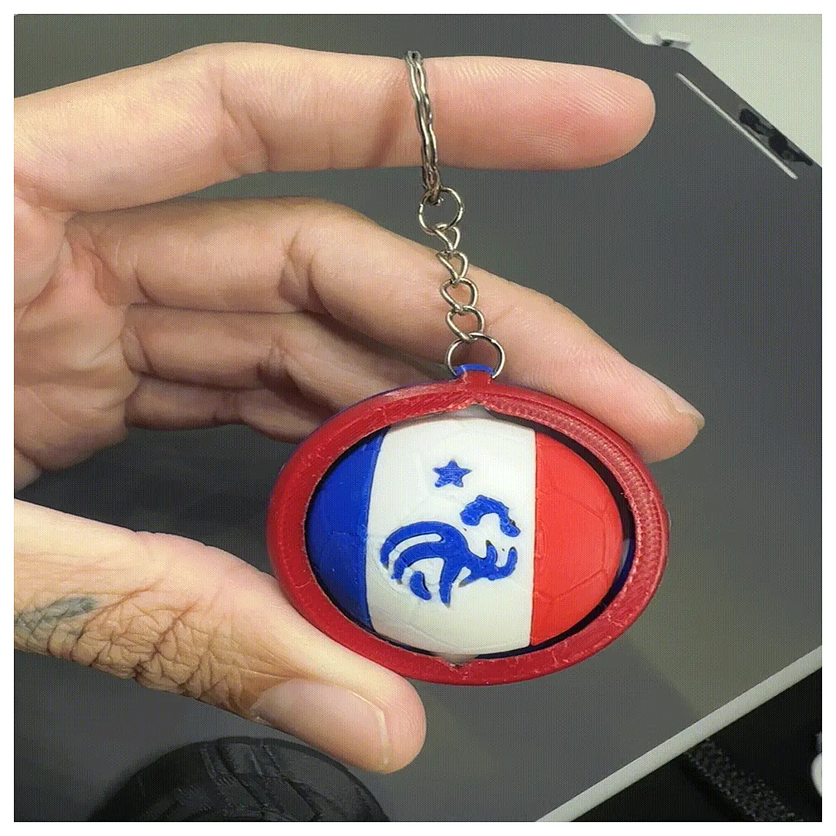 ful Rotating Keychain France Design Creative Hanging Charm Car Key Chain Decoration Multi Options