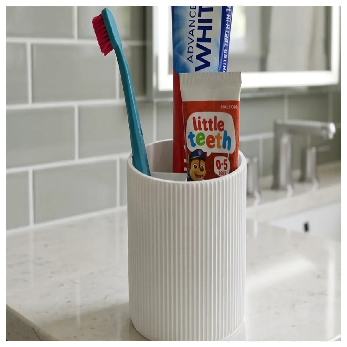 Wavy Toothbrush Holder Bathroom Organizer Toothbrush Holder Wall Mounted Toothpaste Dispenser Storage Modern Minimalist