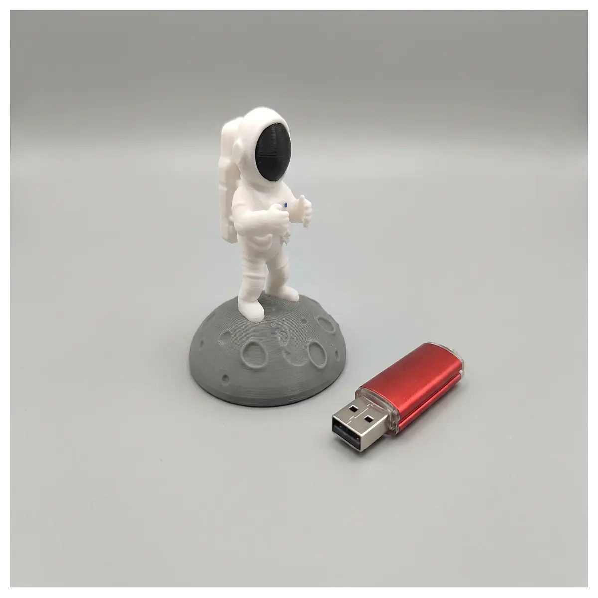 astronaut usb drive holder desk organizer space theme gadget storage for flash memory stick