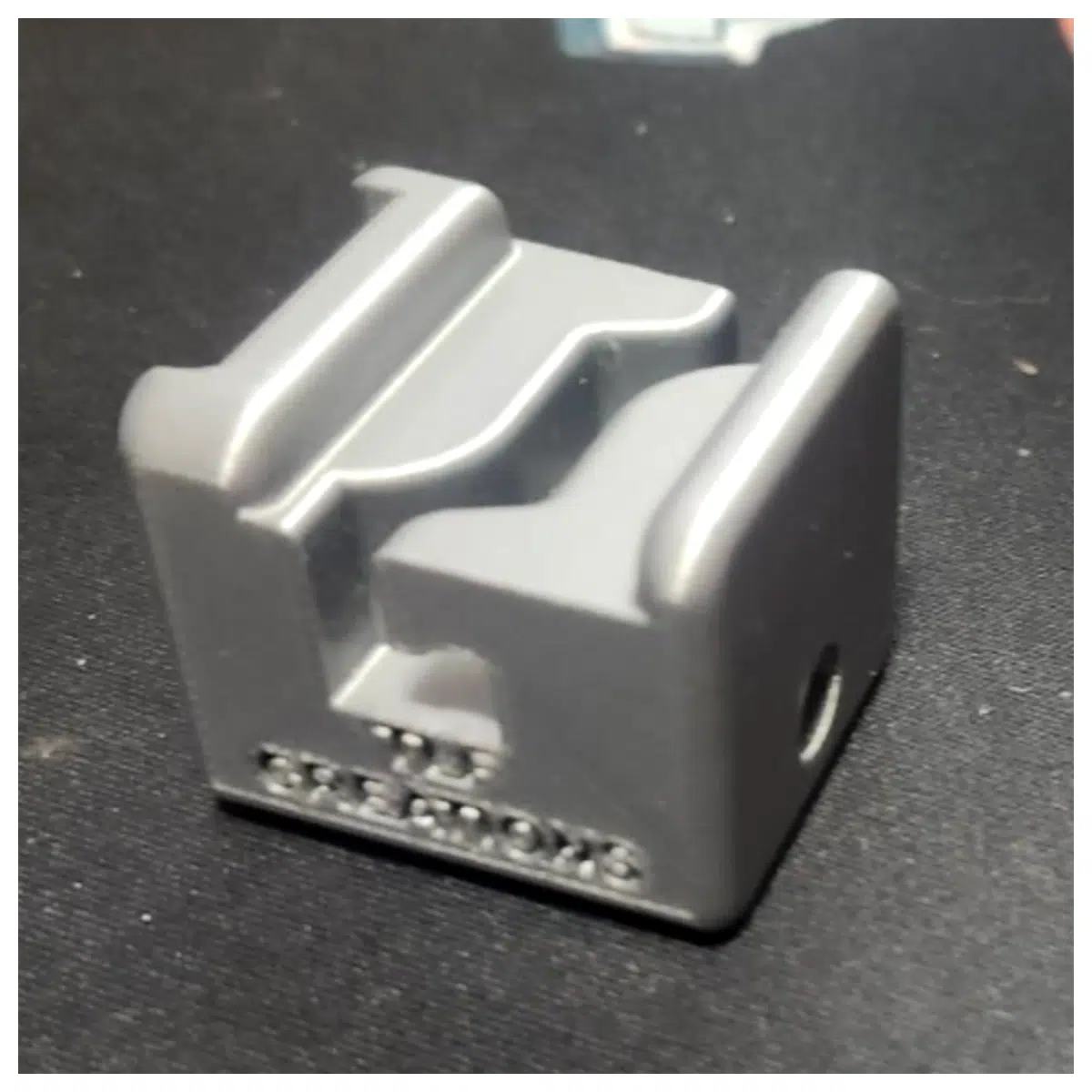 high voltage fence insulators for electric livestock fencing plastic post insulators for farm wire durable fence line insulator hardware