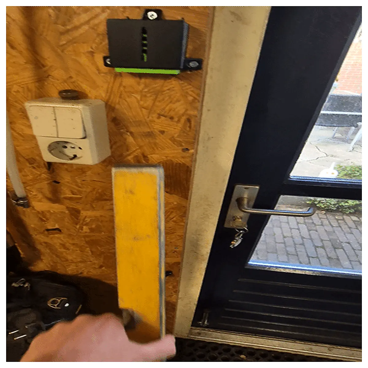 leveling bracket spring loaded no spring mechanism for laser level mount