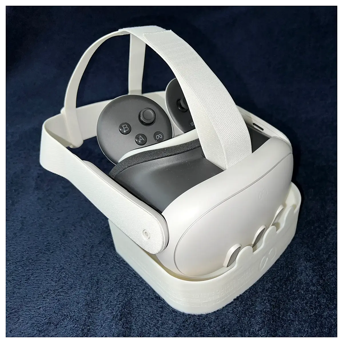 quest 3 privacy cover with controller holder dock for safe storage