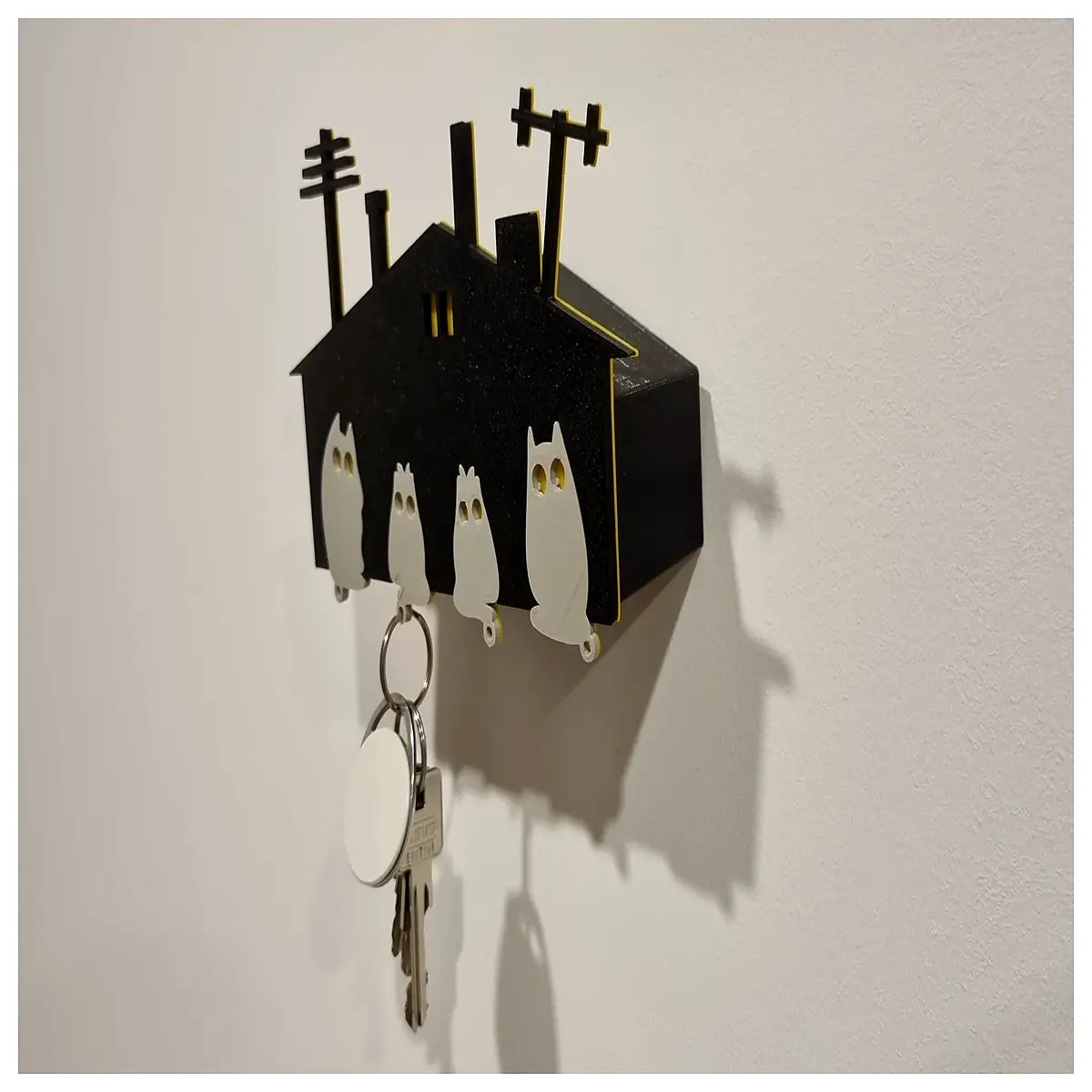 cat house key holder wall mount indoor outdoor entryway organizer with hooks for keys mail and leashes durable plastic
