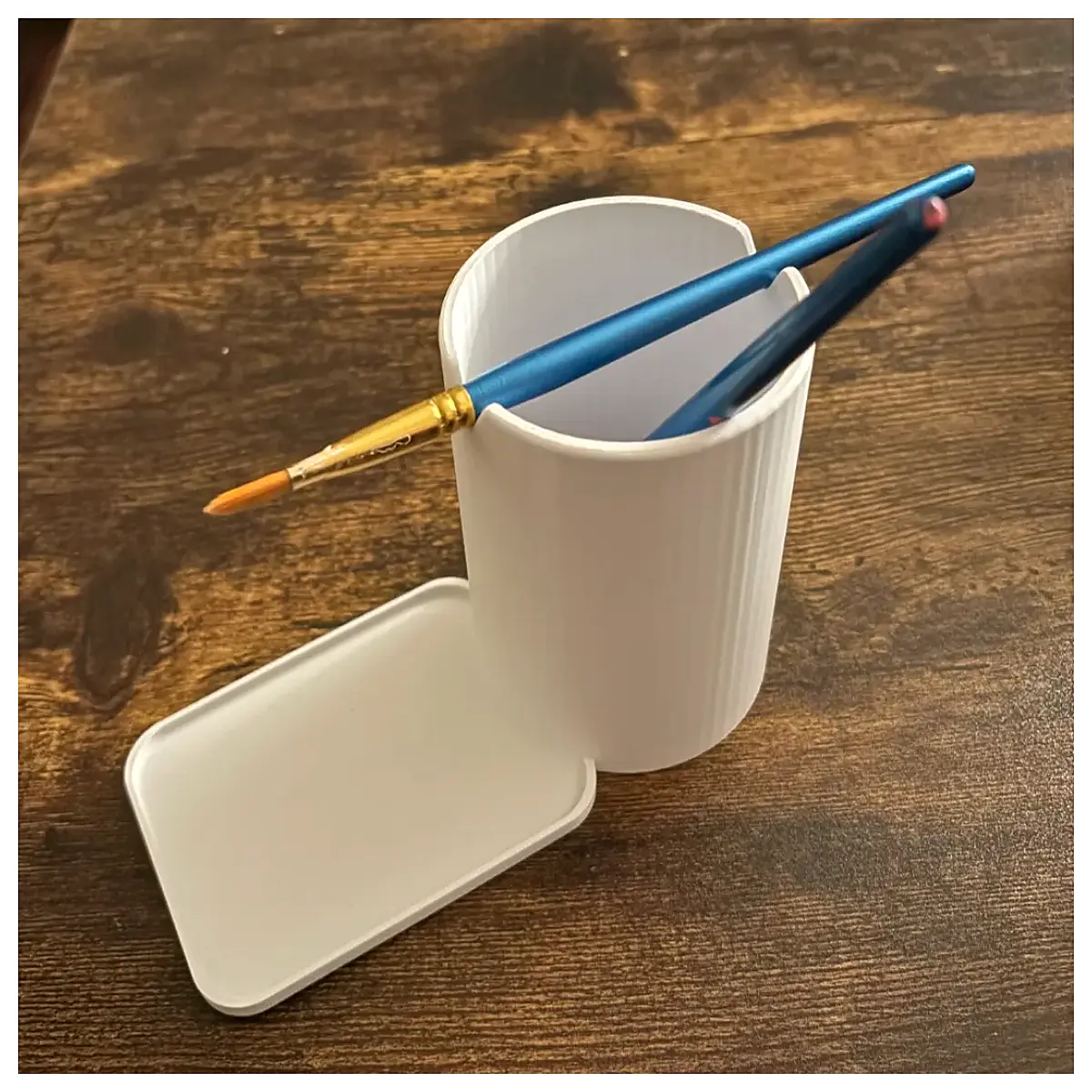 artist watercolor cup with built in mixing palette for painting supplies