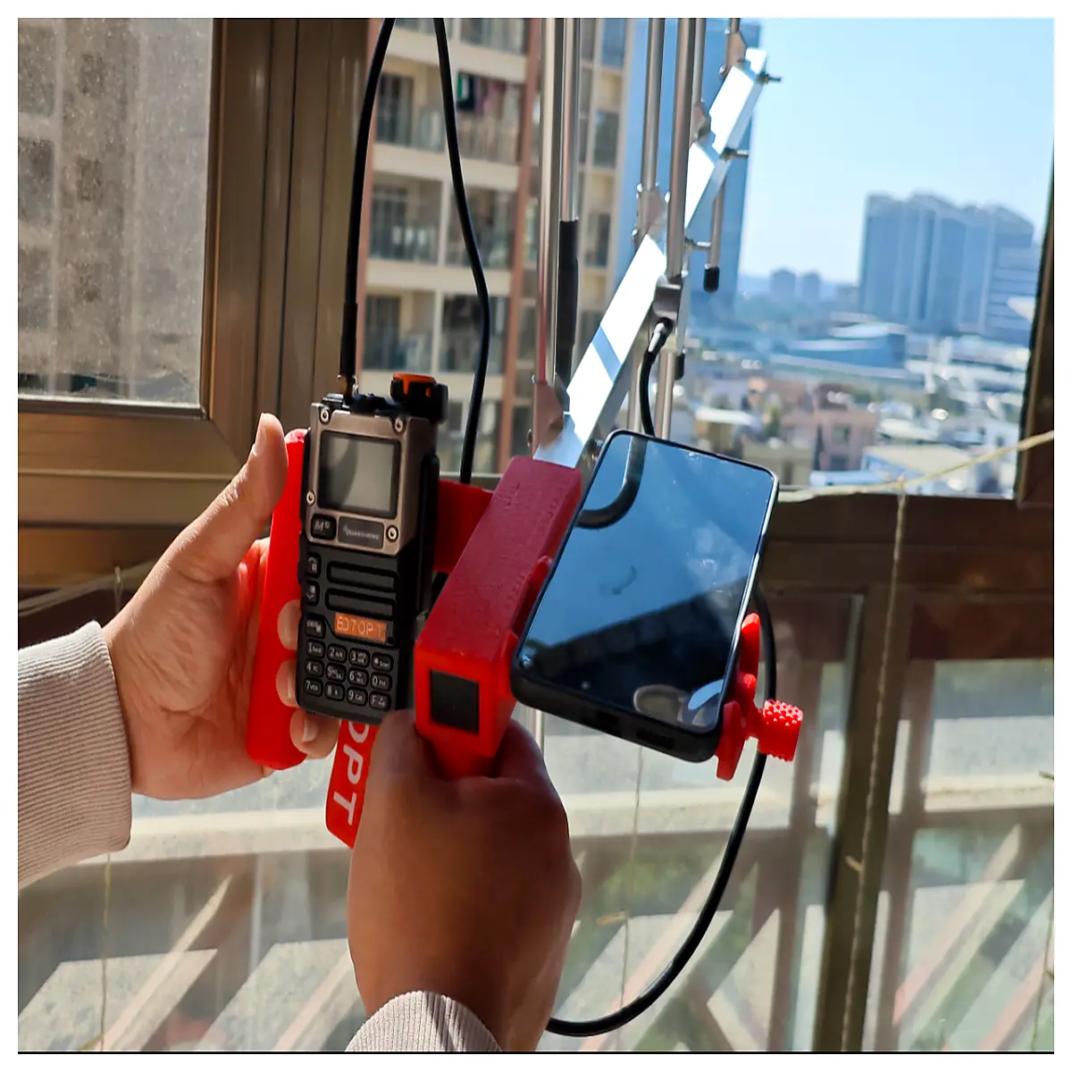 yagi antenna handheld grip with dual mount for ham radio and smartphone portable transceiver holder
