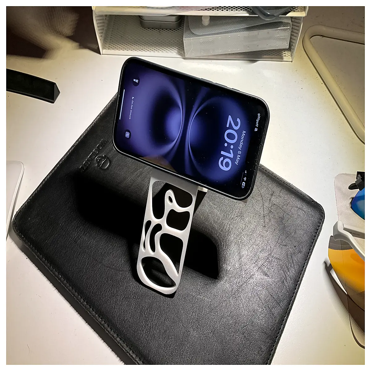 printed voronoi phone holder for desk android mobile charging dock organizer