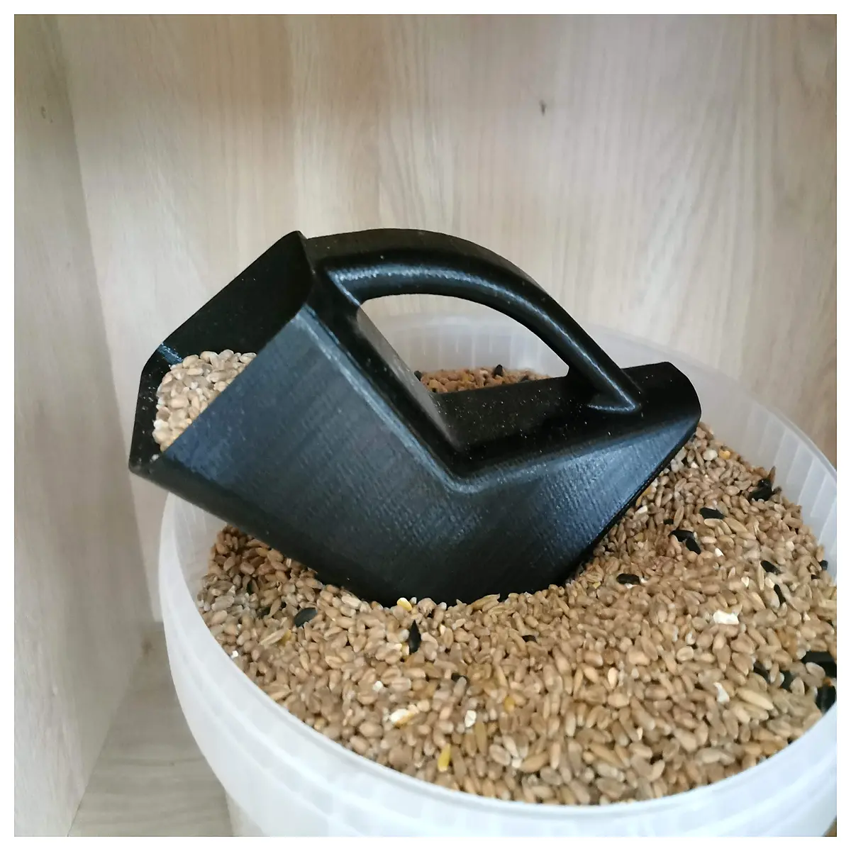 bird feeder spoon scoop tool for seed mix pellet hopper filling