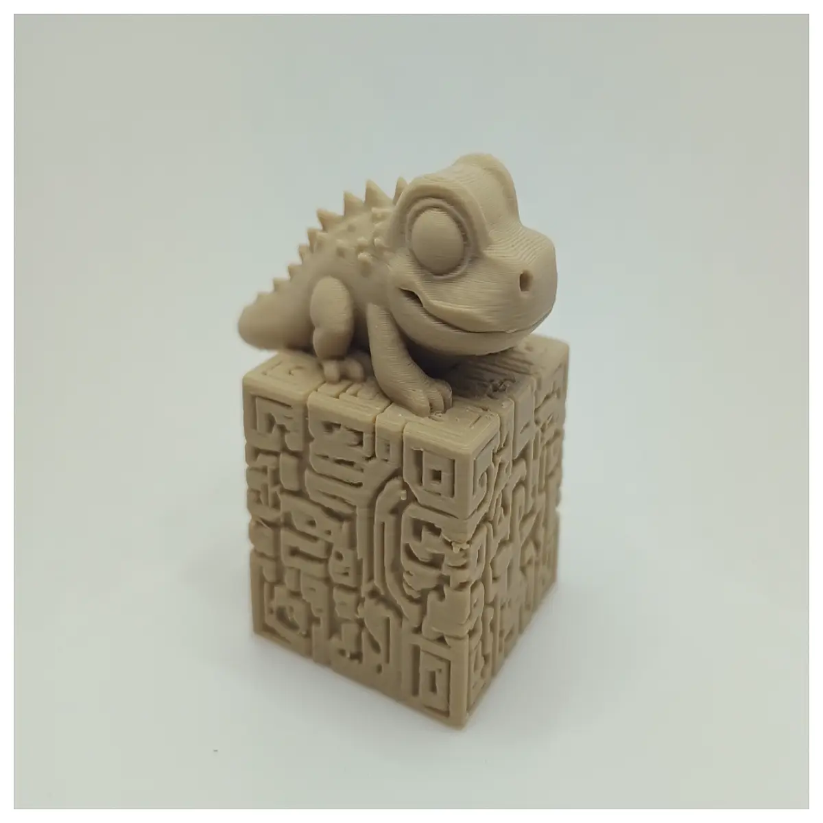 reptile statue figurine lizard base shelf decor home office