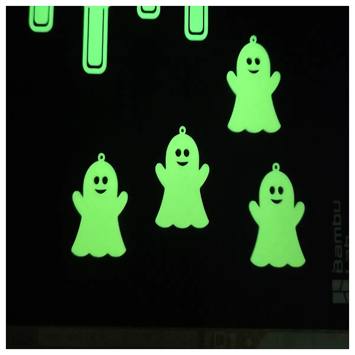 glow in the dark ghost keychain halloween party favor spooky decoration kids