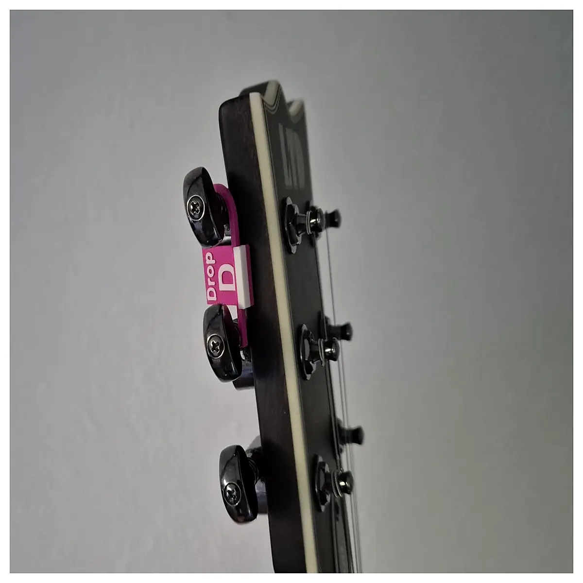 clip on guitar tuner with mute function and visual pitch warning for acoustic electric bass ukulele