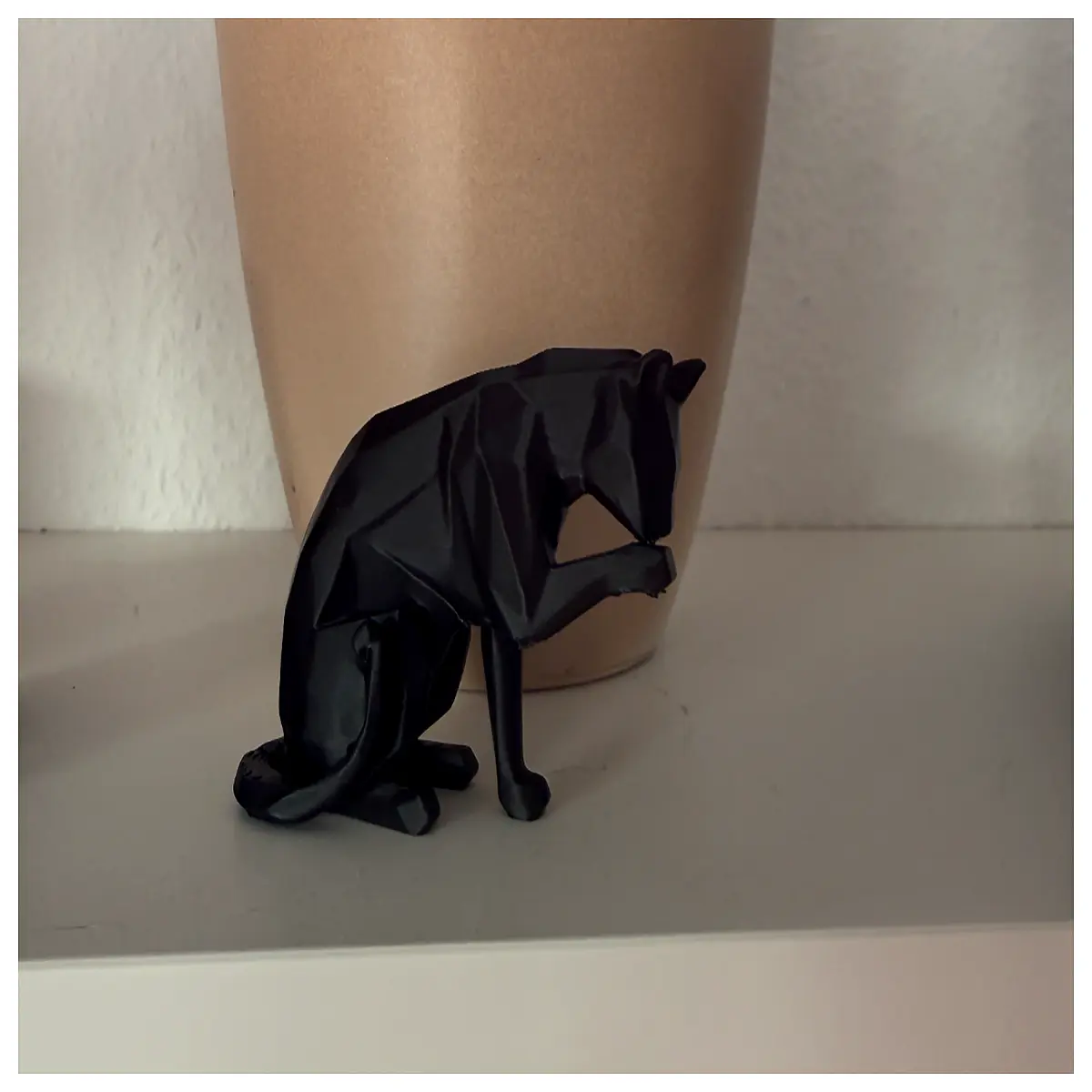 low poly cat figurine minimalist desk decor modern geometric animal statue home office decoration trendy aesthetic ornament
