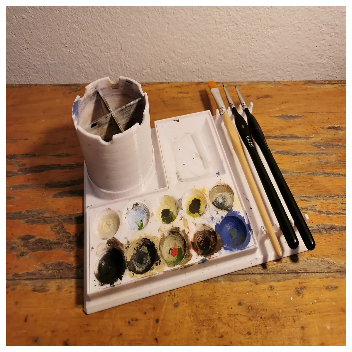 artist palette with brush holder for oil acrylic watercolor painting supplies
