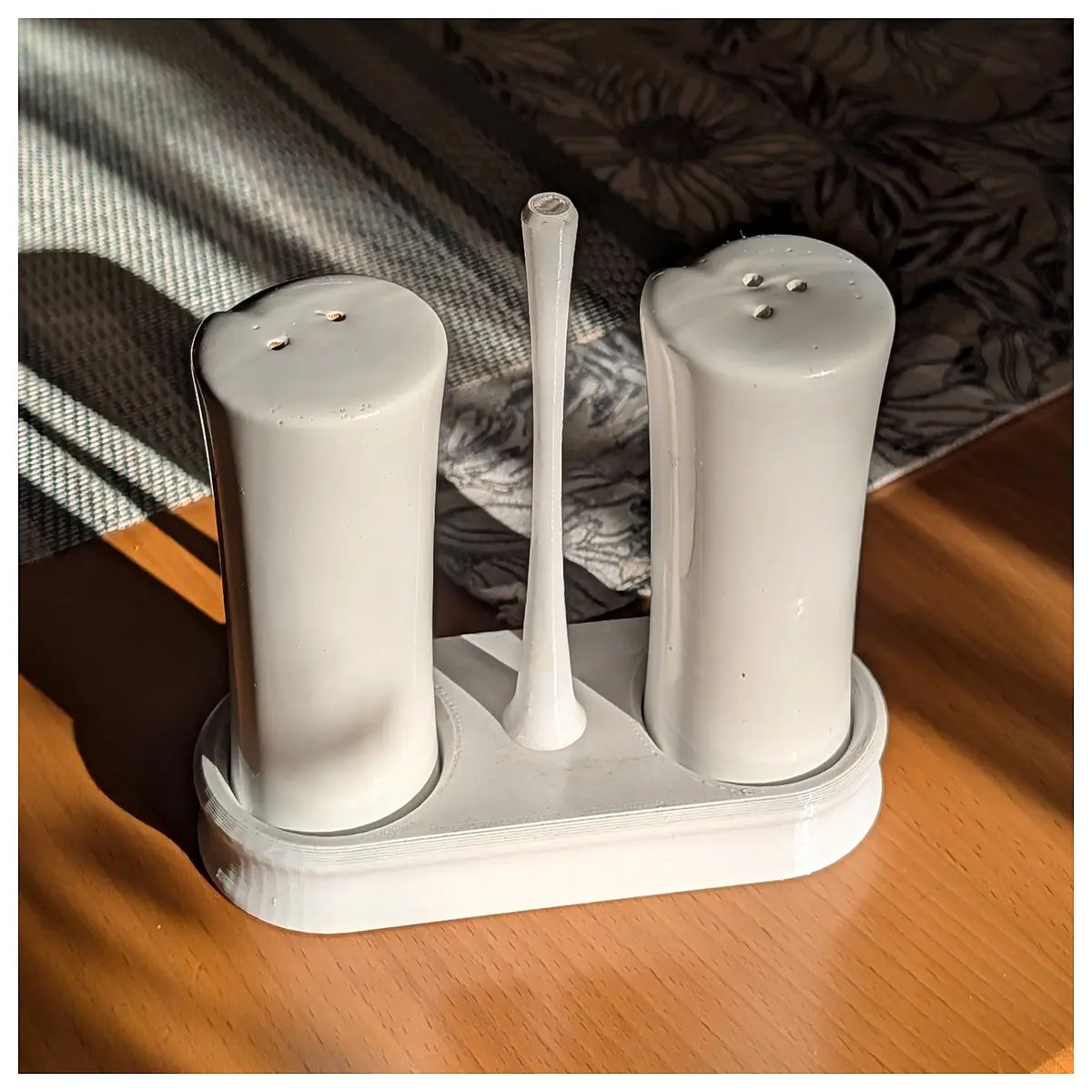 kitchen counter salt and pepper shaker holder with central handle for easy carrying spice rack organizer