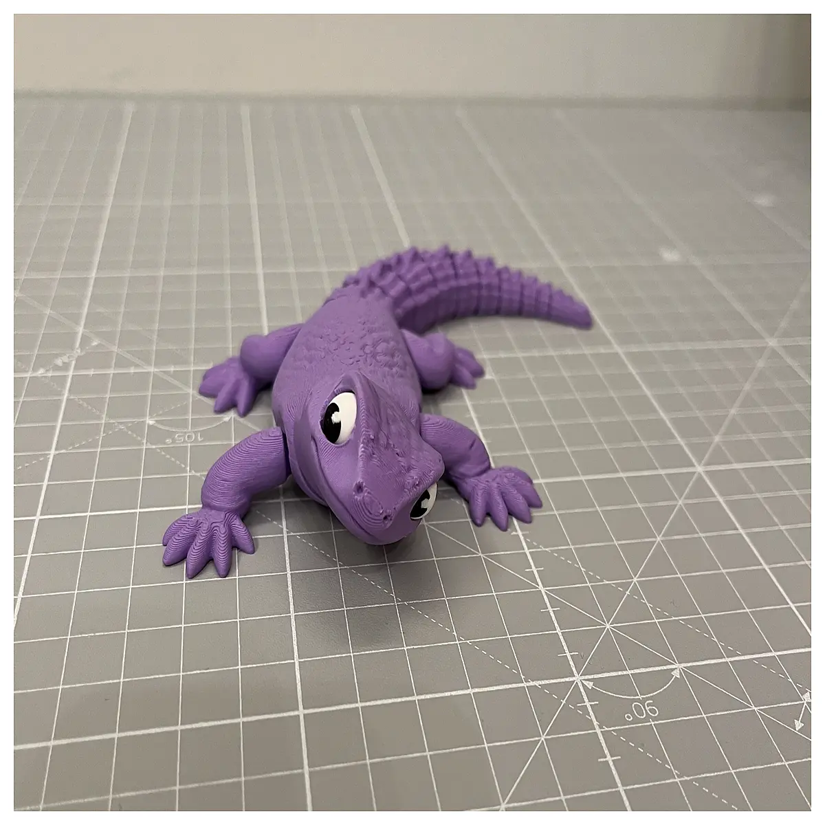 articulated lizard toy with moving eyes and spiky tail realistic reptile figure for kids