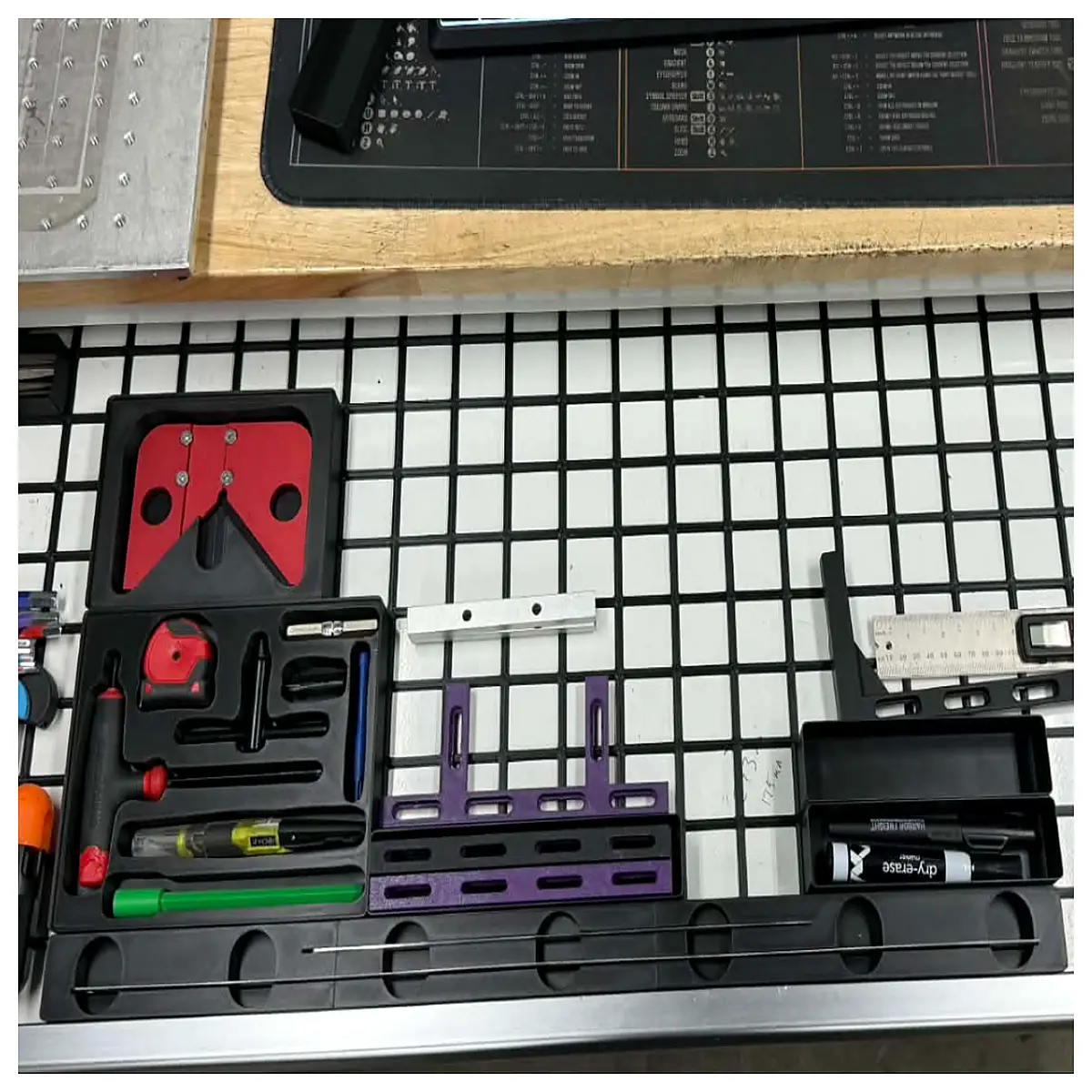 fiber laser gauge with infinite grid for precise lens alignment and mounting