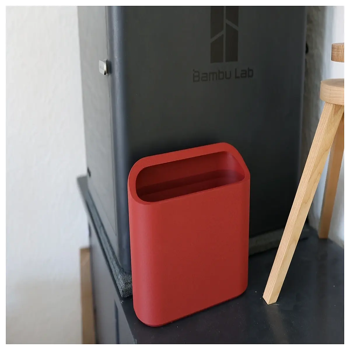 small desktop trash can for office desk mini waste bin with lid cute table trash can for home compact garbage can for bedroom small trash bin for car