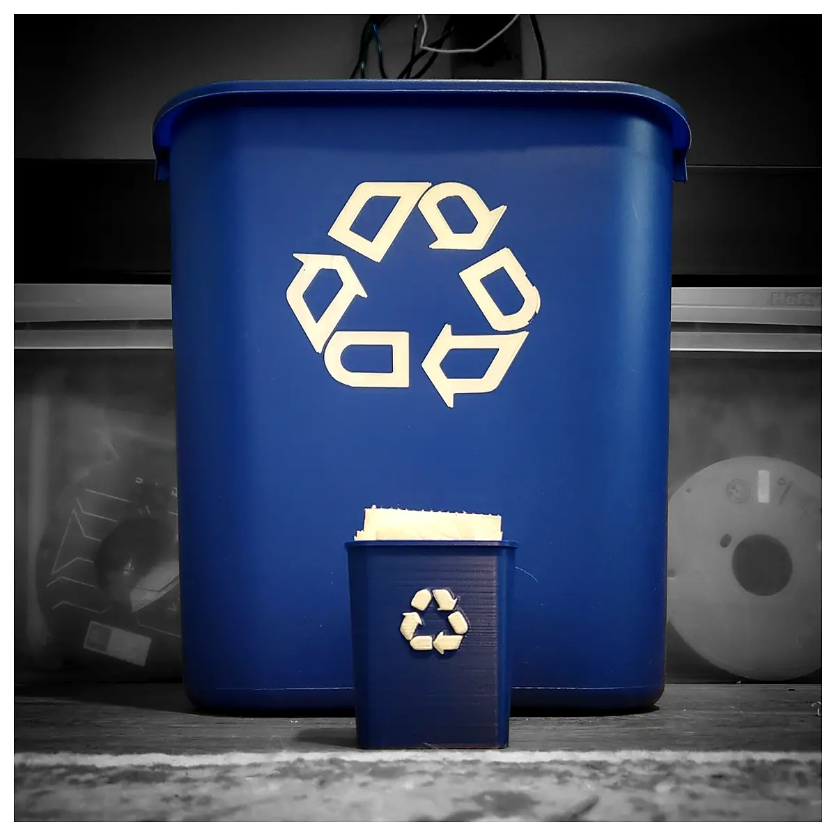 mini desktop trash can with arrow symbol small office waste bin cute arrow design recycling bin compact desk garbage container