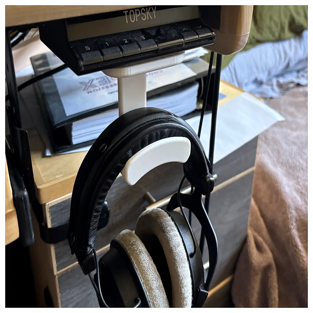 command strips headphone holder wall mount no damage adhesive hook organizer for gaming headset earbuds storage