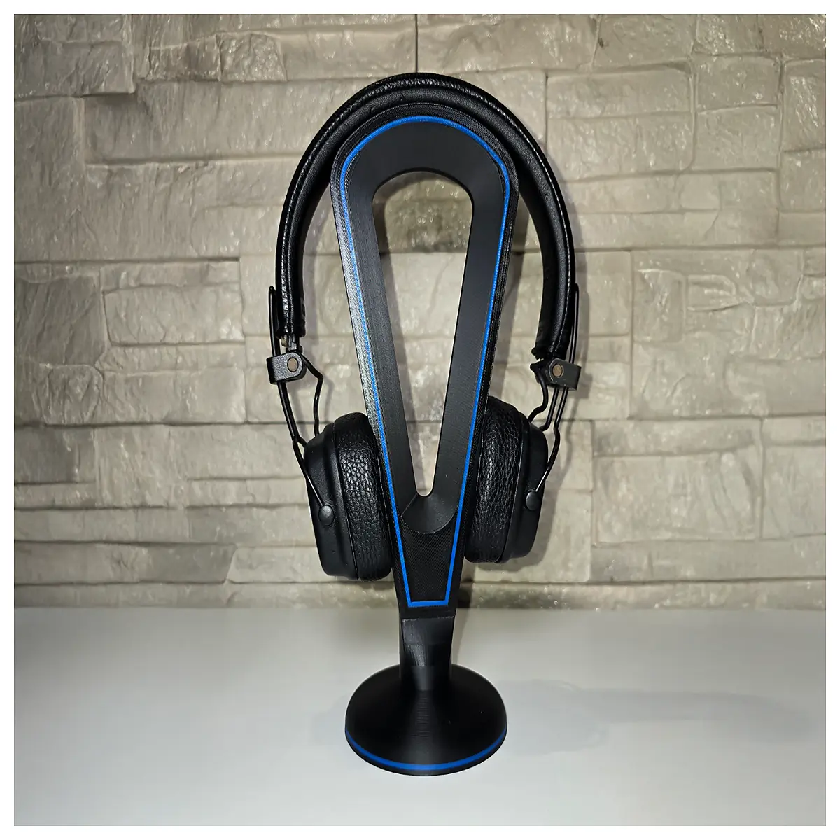aesthetic designer headphone for desk minimalist metal headphone hanger stylish audio accessory for gaming setup modern headphone holder rack