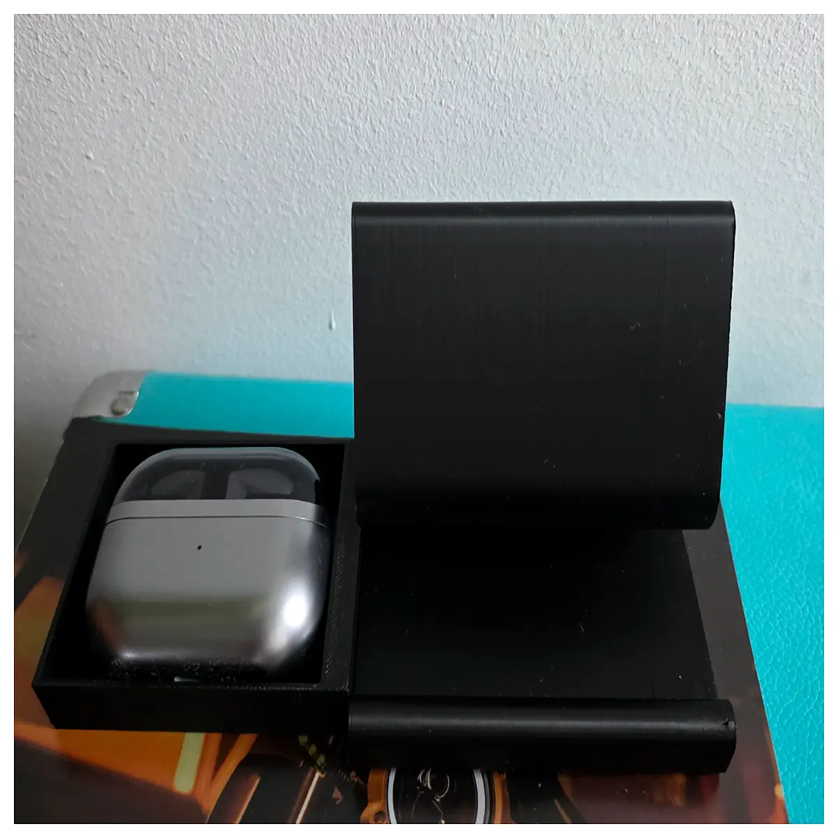 phone with headphone holder for desk wireless charger dock for organizer for earbuds and smartphone bedside charging station with earphone slo